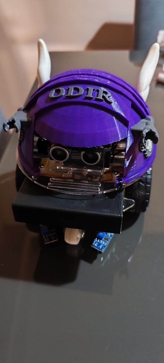 Detalhe do capacete roxo do ODIR com sensor ultrassônico e nome impresso em 3D