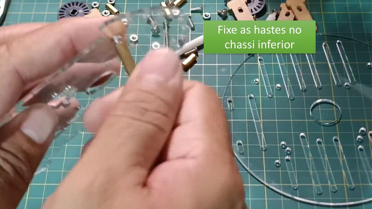 Fixando as hastes no chassi inferior do ODIR