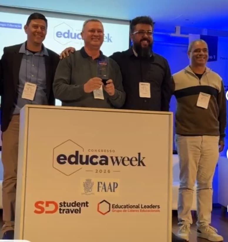 Equipe no palco do Congresso Educa Week 2026 durante a premiação do Prêmio Destaque Educação Brasil