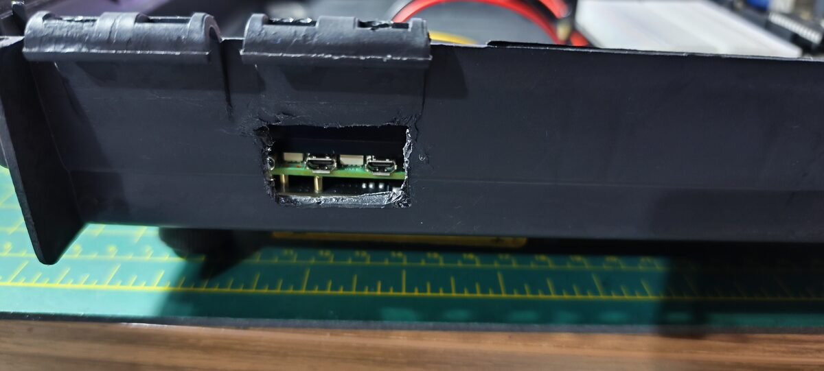 Corte na maleta revelando as duas saídas micro-HDMI do Raspberry Pi 5