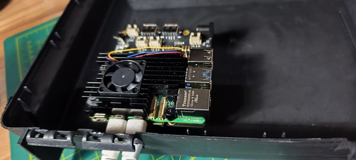Raspberry Pi 5 e UPS fixados na base da maleta