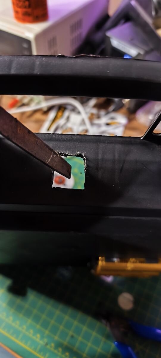 Corte na maleta para o conector USB de painel ficar acessível por fora